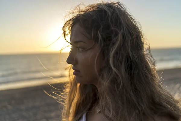 Gün Batımında Kumsalda Poz Veren Güzel Bir Beyaz Kadın — Stok fotoğraf