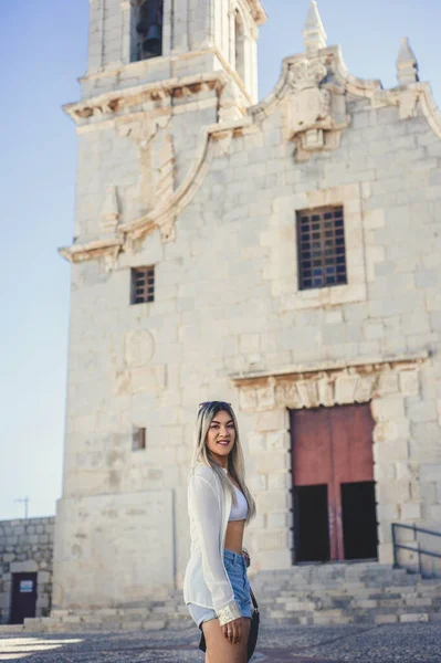 Uma Jovem Hispânica Posando Frente Santuário Nossa Senhora Dos Eremitas — Fotografia de Stock