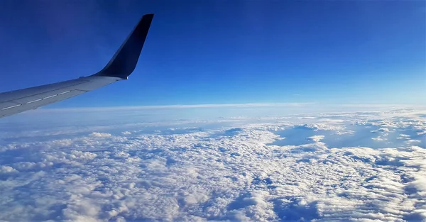 Красиві Пейзажі Крила Літака Летить Над Білими Пухнастими Хмарами — стокове фото