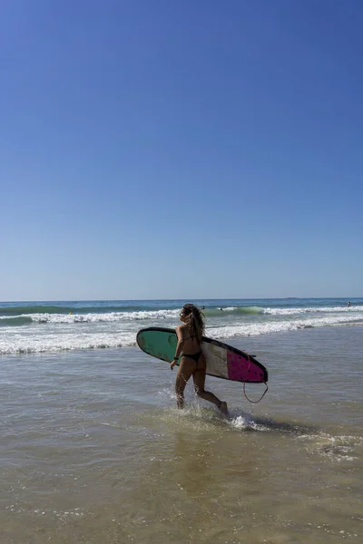 Uma Foto Vertical Uma Mulher Caucasiana Biquíni Uma Prancha Surf — Fotografia de Stock