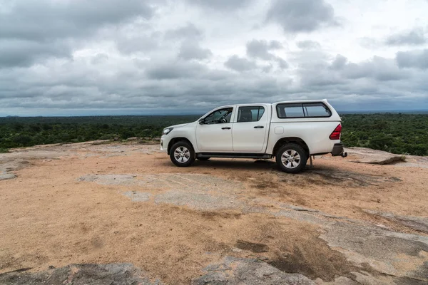 Vehículo Terreno Solitario Blanco Inmensidad Sabana Africana Kruger Con Una —  Fotos de Stock