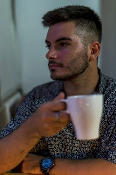 家庭で熱いお茶を飲むヨーロッパの男性の垂直ショット — ストック写真
