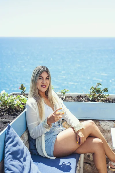 Foco Poco Profundo Una Mujer Hispana Bebiendo Vino Blanco Café —  Fotos de Stock