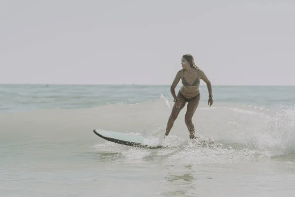 Mulher Caucasiana Biquíni Surfando Uma Praia Cádiz Andaluzia Espanha — Fotografia de Stock