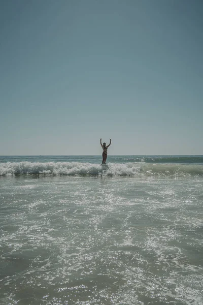 Uma Foto Vertical Uma Mulher Caucasiana Biquíni Surfando Uma Praia — Fotografia de Stock