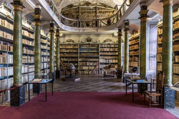 수도원에 오래되고 책들이 도서관 — 스톡 사진