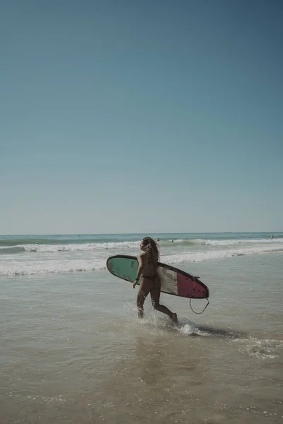 Plan Vertical Une Jeune Femme Avec Une Planche Surf Sur — Photo