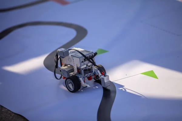 Çizgi Üzerinde Hareket Eden Bir Yarış Robotu — Stok fotoğraf