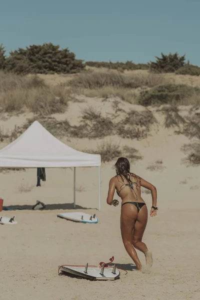 Вертикальный Снимок Бегущей Пляжу Женщины — стоковое фото