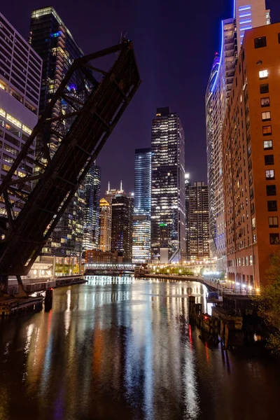 Вертикальный Снимок Красивого Города Чикаго Ночью — стоковое фото