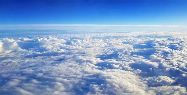 Uma Bela Paisagem Terra Nuvens Brancas Vistas Avião — Fotografia de Stock