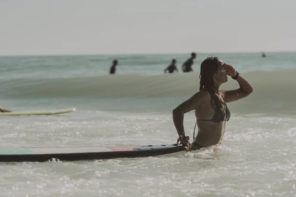 Jovem Atraente Surfe Feminino Caucasiano Cádiz Andaluzia Espanha — Fotografia de Stock