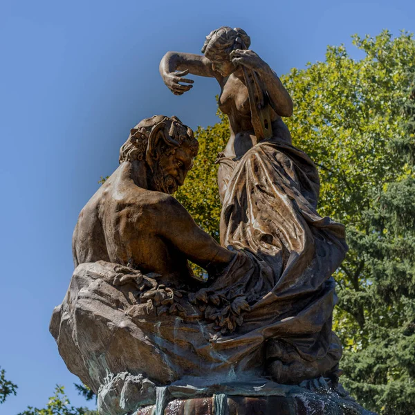 Close Uma Estátua Bronze Parque Com Fundo Azul Céu — Fotografia de Stock