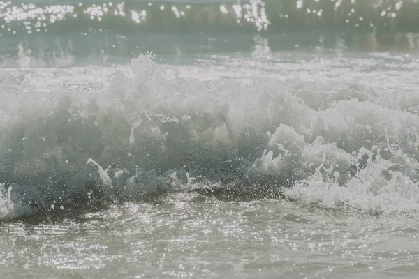 Крупним Планом Хвиля Пінисті Води Під Сонячним Сяйвом Ідеально Підходить — стокове фото