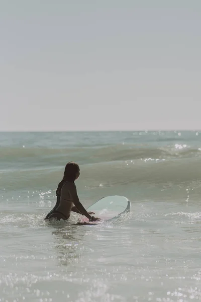 Primer Plano Una Joven Surfeando Cádiz Andalucía España — Foto de Stock