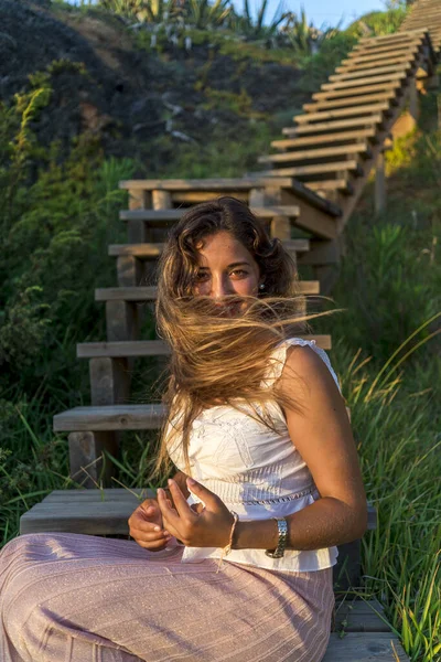 Una Foto Vertical Una Joven Con Hermoso Pelo Largo Posando — Foto de Stock