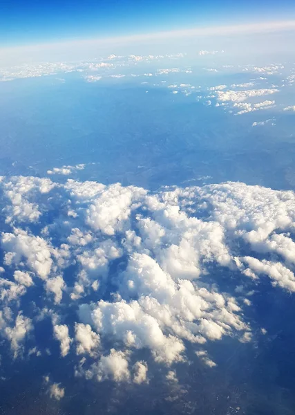 Ένα Όμορφο Τοπίο Της Γης Και Λευκά Χνουδωτά Σύννεφα Δει — Φωτογραφία Αρχείου
