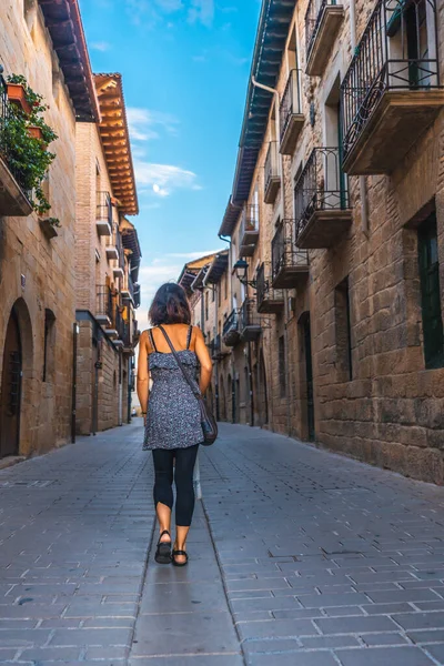 Uma Foto Vertical Uma Jovem Caminhando Uma Rua Estreita Navarra — Fotografia de Stock