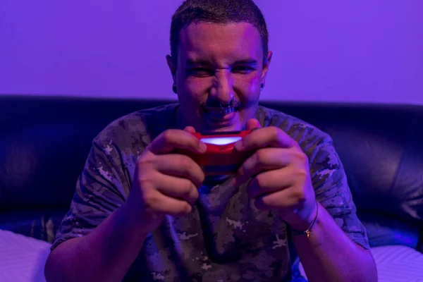 Jeune Homme Caucasien Jouer Des Jeux Informatiques Avec Joystick — Photo