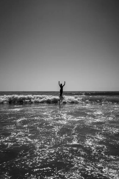 加的斯波涛汹涌的海面上一个白人女性冲浪的垂直灰度镜头 — 图库照片