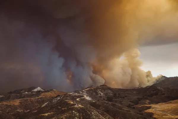 Fumaça Fogo Escova Areia Que Cobre Paisagem Urbana Santa Clarita — Fotografia de Stock