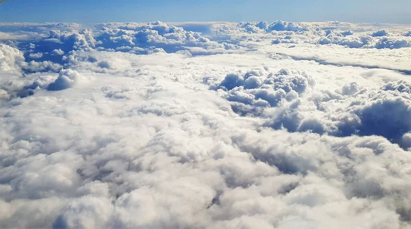 飛行機から見た大地と白い雲の美しい景色 — ストック写真