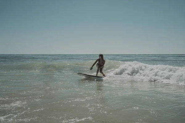 Mulher Caucasiana Biquíni Surfando Uma Praia Cádiz Andaluzia Espanha — Fotografia de Stock