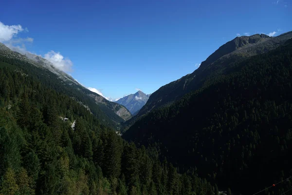 Eine Schöne Aufnahme Von Landschaftlich Reizvollen Laubbergen — Stockfoto