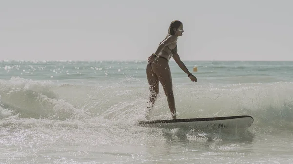 Una Mujer Caucásica Bikini Surfeando Una Playa Cádiz Andalucía España —  Fotos de Stock