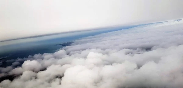 美丽的地球风景和从飞机上看到的白云 — 图库照片