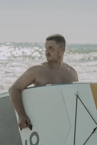 Jovem Homem Com Prancha Surf Cádiz Andaluzia Espanha — Fotografia de Stock