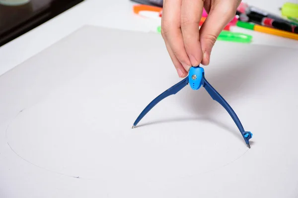 Mano Una Persona Que Trabaja Con Una Brújula Escolar Libro — Foto de Stock