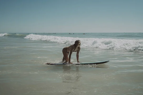 Mulher Caucasiana Biquíni Surfando Uma Praia Cádiz Andaluzia Espanha — Fotografia de Stock