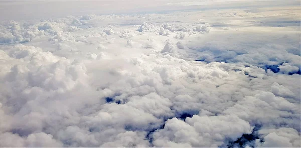 Dünyanın Güzel Bir Manzarası Bir Uçaktan Görülen Beyaz Bulutlar — Stok fotoğraf