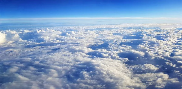 Uma Bela Paisagem Terra Nuvens Brancas Vistas Avião — Fotografia de Stock