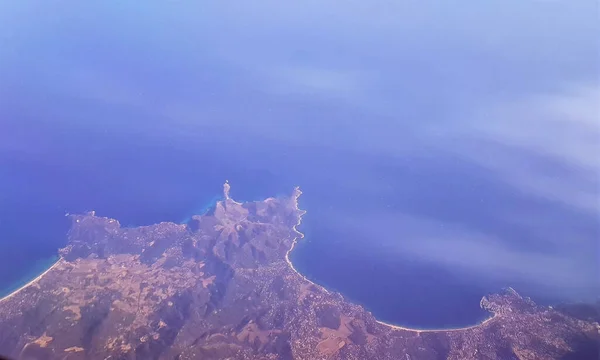 Uma Bela Paisagem Terra Nuvens Brancas Vistas Avião — Fotografia de Stock