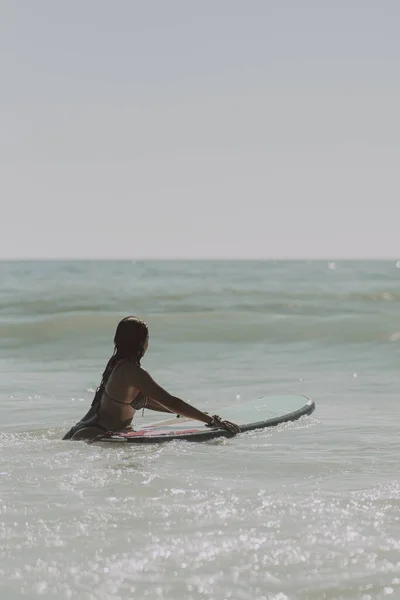 스페인 루시아 카디스의 해변에서 비키니를 파도타기를 — 스톡 사진