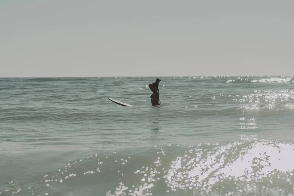 Cadiz Endülüs Spanya Genç Çekici Bir Beyaz Kadın Sörf Yapıyor — Stok fotoğraf