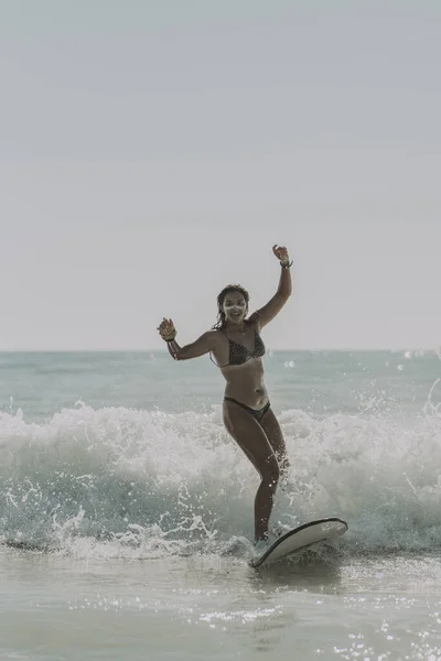 Una Mujer Caucásica Bikini Surfeando Una Playa Cádiz Andalucía España — Foto de Stock