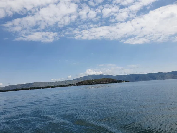 Uma Bela Foto Paisagem Lago Com Uma Paisagem Distante — Fotografia de Stock