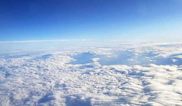 Uma Bela Paisagem Terra Nuvens Brancas Vistas Avião — Fotografia de Stock