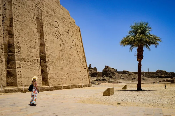 Mısır Bir Medinet Habu Tapınağının Önünde Duran Bir Kadının Yakın — Stok fotoğraf