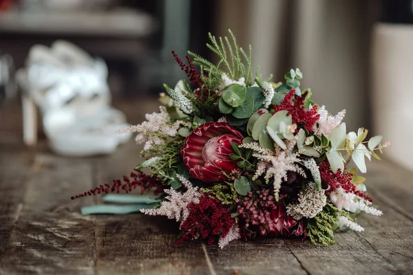 Une Mise Point Sélective Bouquet Mariage Vert Rouge Avec Des — Photo