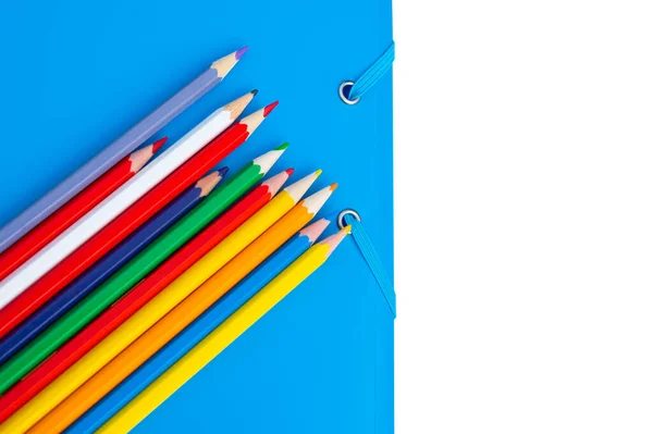 Lápices Colores Una Carpeta Azul Fondo Blanco Para Día Escolar — Foto de Stock