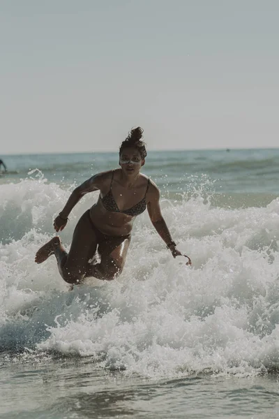 Egy Függőleges Felvétel Egy Fehér Nőről Bikiniben Szörfözés Közben Cadiz — Stock Fotó