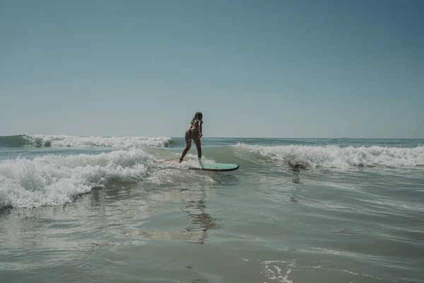 スペイン アンダルシア州カディスで若く魅力的な白人女性サーフィン — ストック写真