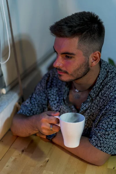 Macho Joven Atractivo Con Una Taza Café Blanco — Foto de Stock