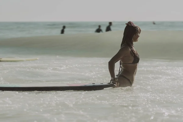 Крупный План Молодой Женщины Которая Занимается Серфингом — стоковое фото