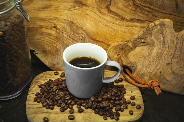 Egy Kávésbögre Kávébab Egy Táblán Kávébab Üvegedényben — Stock Fotó