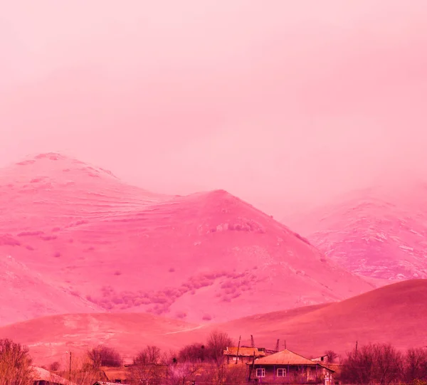 Piękne Ujęcie Wzgórz Pokrytych Mgłą Kolorze Różowym — Zdjęcie stockowe